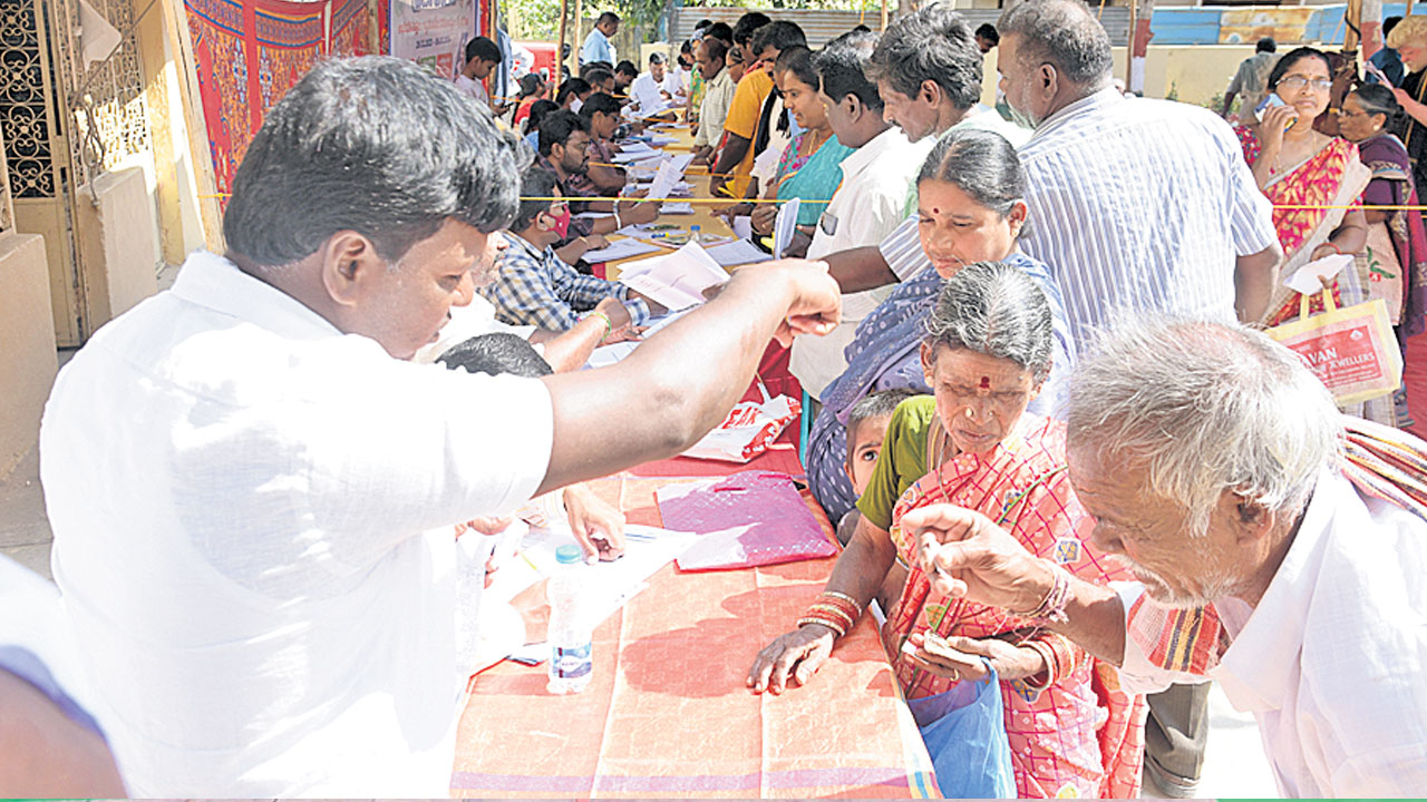 రెండోరోజూ సందడిగా..