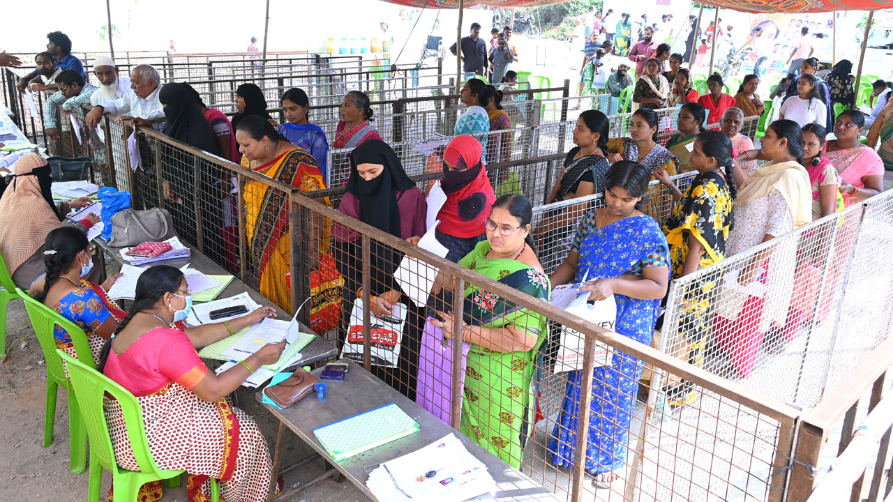 రెండో రోజు 37,750 దరఖాస్తులు
