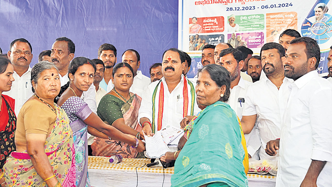 దరఖాస్తుల స్వీకరణ.. పరిశీలన