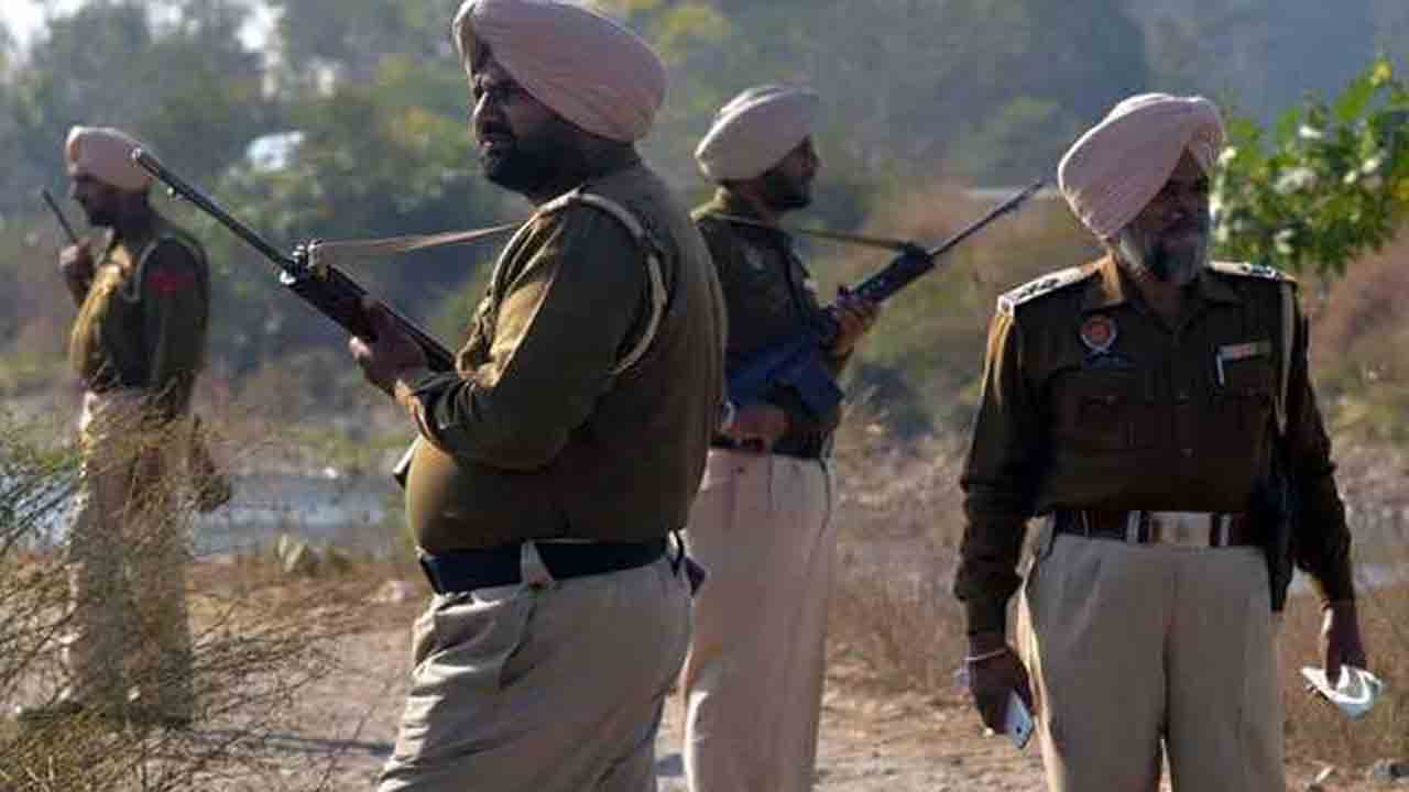 Police Shoots Fleeing Gangster | పారిపోతున్న గ్యాంగ్‌స్టర్‌పై పోలీసులు కాల్పులు.. ఆయుధాలు   స్వాధీనం