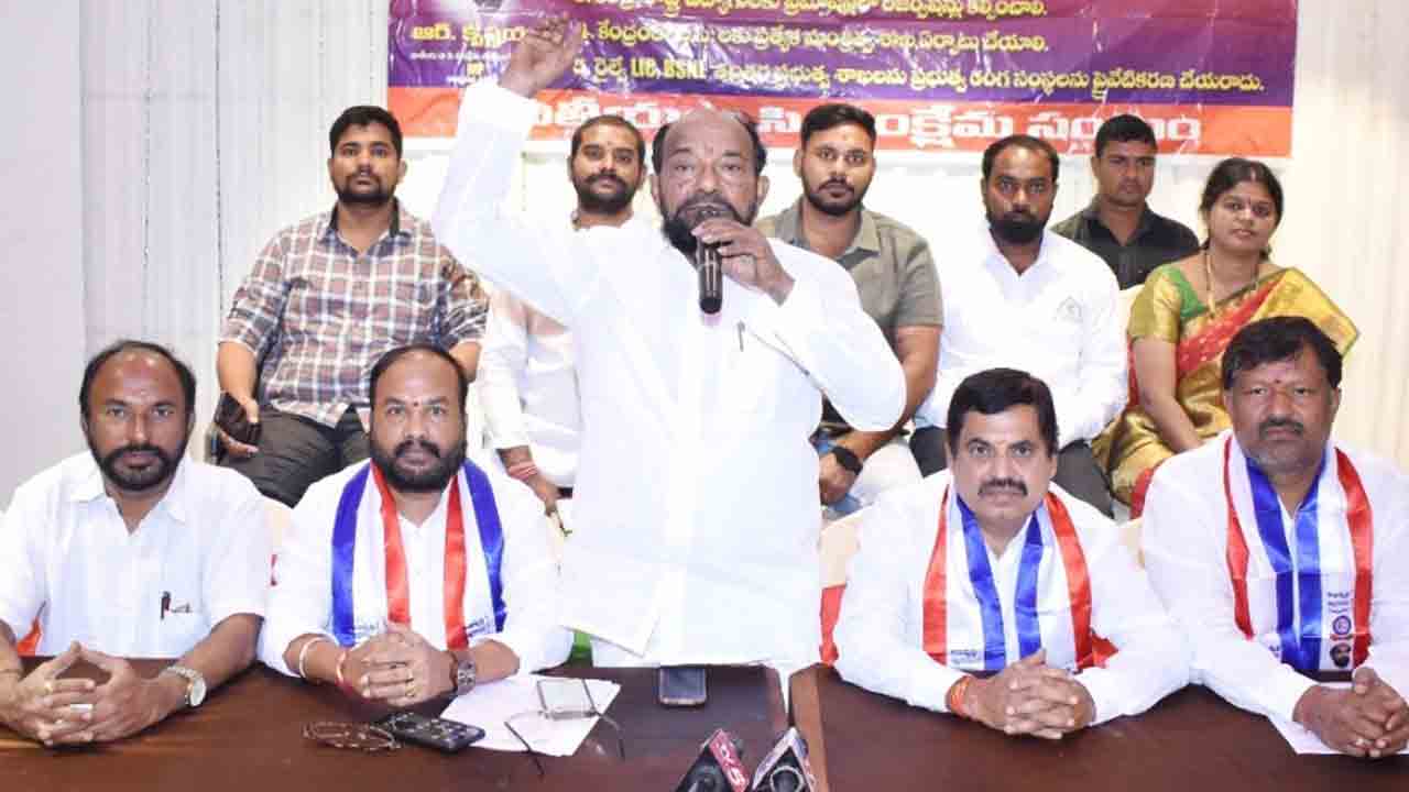 R. Krishnaiah | కేంద్రమంత్రి గడ్కారీ బీసీలకు క్షమాపణ చెప్పాలి : ఆర్‌.కృష్ణయ్య