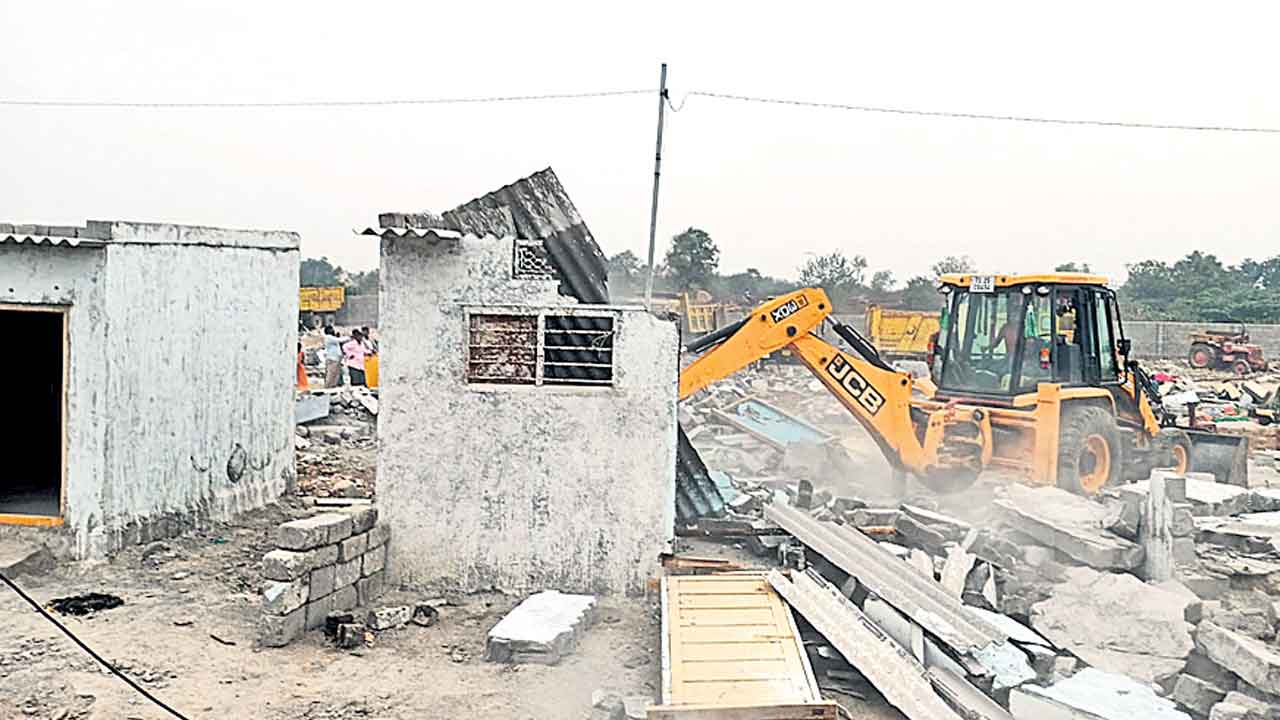 అక్రమ నిర్మాణాలపై ఉక్కుపాదం