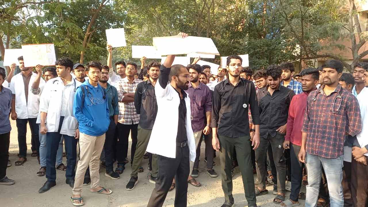 Adilabad RIMS | ఆదిలాబాద్‌ రిమ్స్‌లో అర్ధరాత్రి ఘర్షణ.. బాధ్యులపై చర్యలు తీసుకోవాలంటూ జూనియర్‌ డాక్టర్ల నిరసన