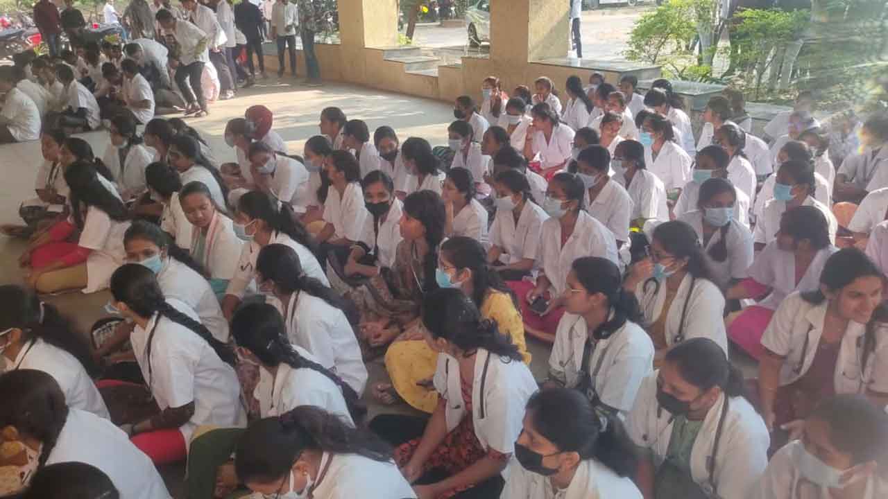 RIMS | డైరెక్టర్ జయసింగ్ రాథోడ్‌ను తొలగించాల్సిందే..  ఆదిలాబాద్‌ రిమ్స్‌ మెడికల్‌ కాలేజీలో విద్యార్థుల ఆందోళన