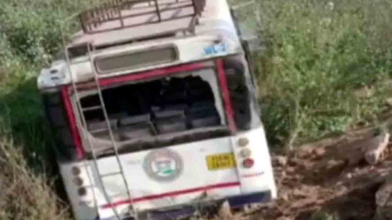 RTC bus | పంట పొలాల్లోకి దూసుకెళ్లిన ఆర్టీసీ బస్సు.. పలువురికి గాయాలు