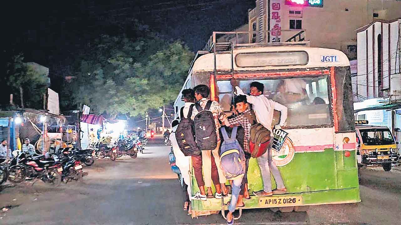 RTC Bus | మహాలక్ష్మి ఎఫెక్ట్‌.. ప్రమాదమని తెలిసినా.. తప్పని ప్రయాణం