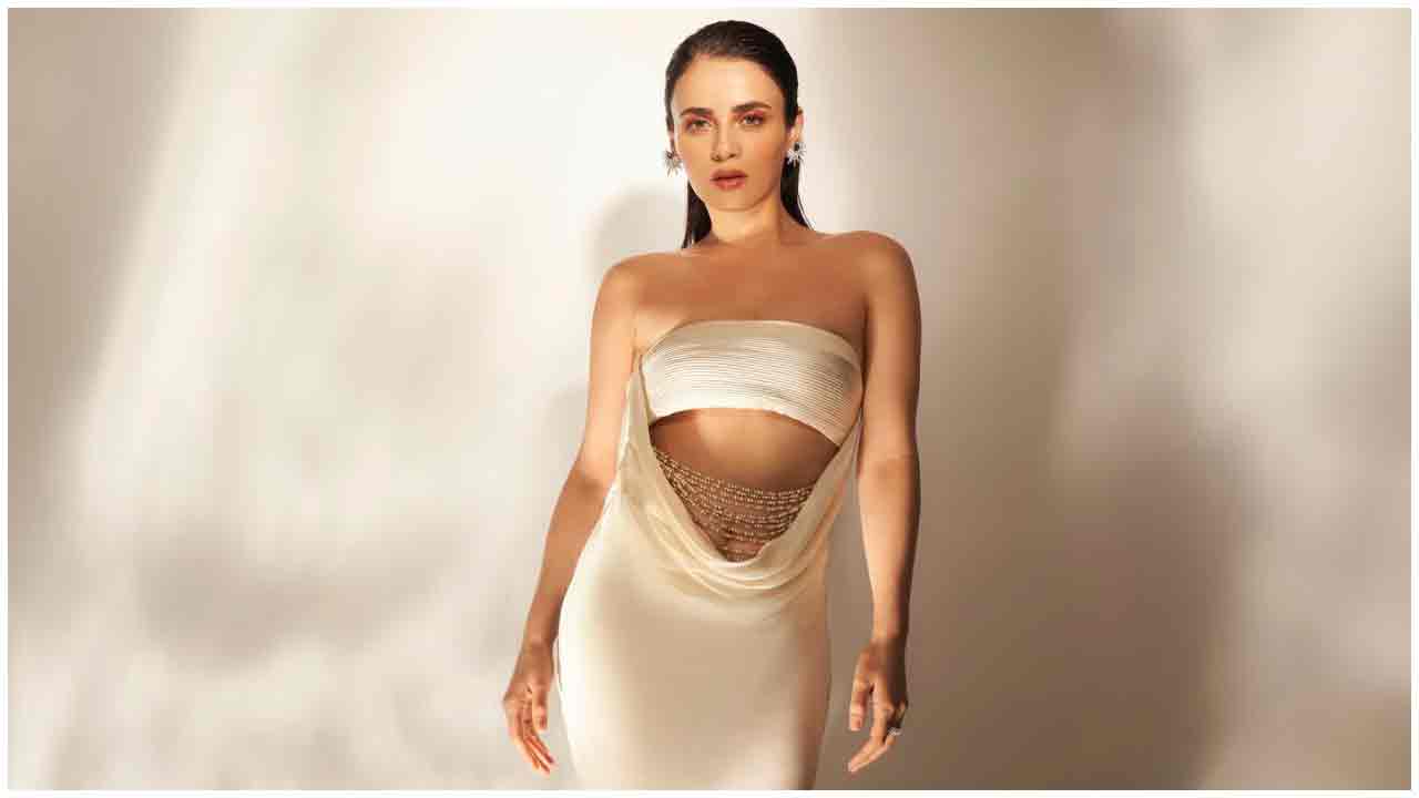 Radhika Madan | లేలేత అందాలతో మతులు పోగొడుతున్న రాధిక మదన్..