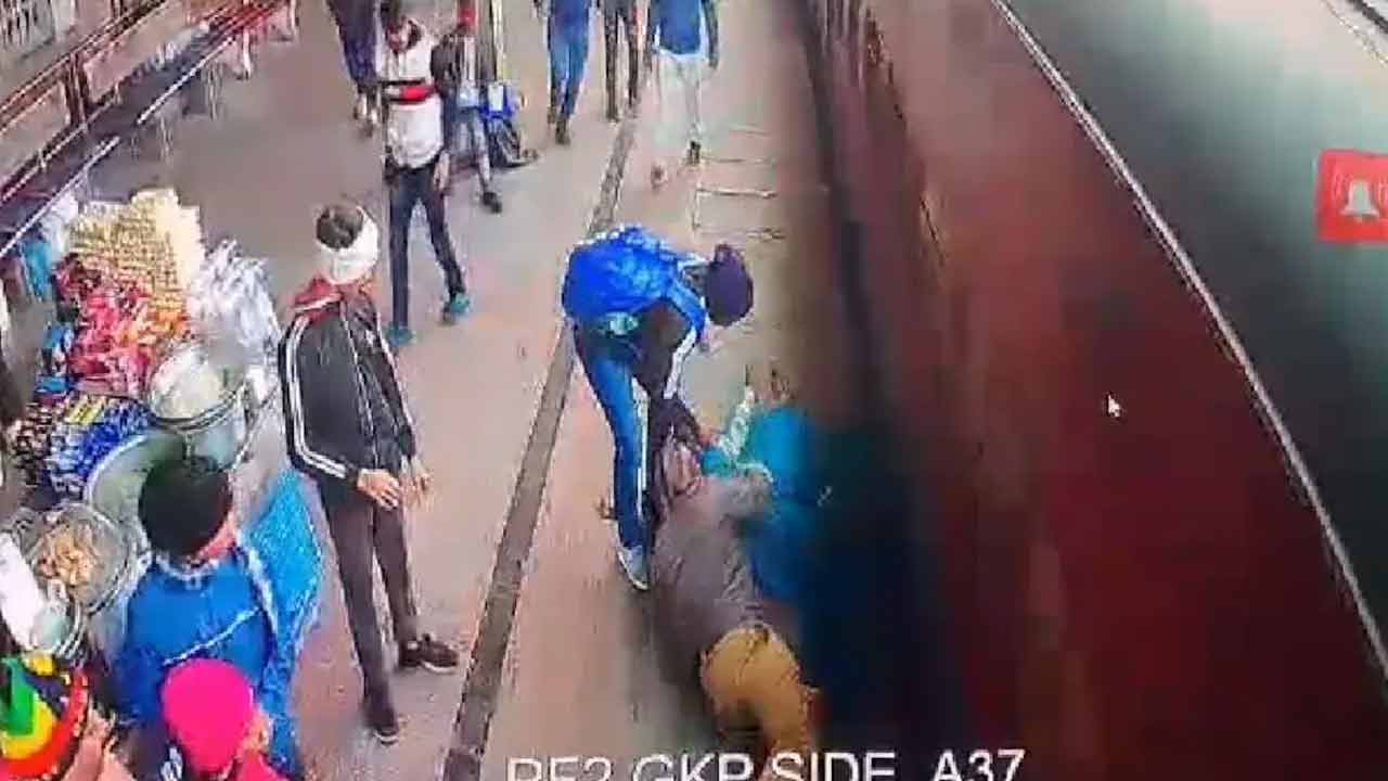 Railway Constable | కదులుతున్న రైలు ఎక్కుతుండగా జారిపడిన మహిళ.. రక్షించిన రైల్వే కానిస్టేబుల్‌