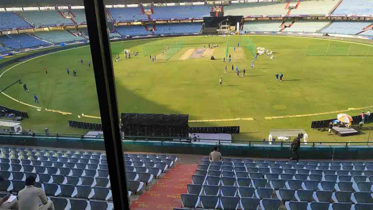 India Vs Australia | భారత్ ఆస్ట్రేలియా టీ20 మ్యాచ్కి కరెంటు కష్టాలు.. బిల్లు కట్టలేదని స్టేడియంలో పవర్ కట్