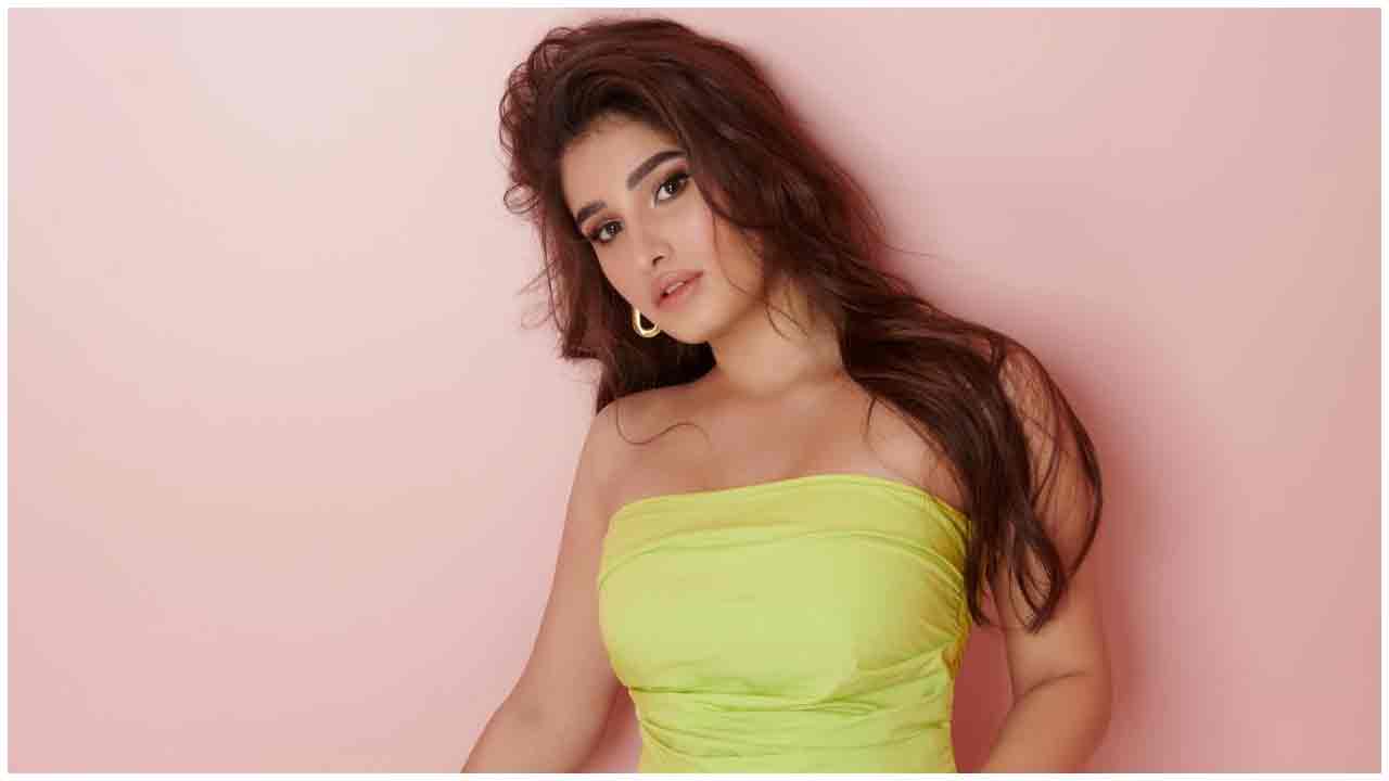 Rasha Thadani | లేలేత అందాలతో దిల్‌ఖుష్ చేస్తున్న రాషా తడాని..