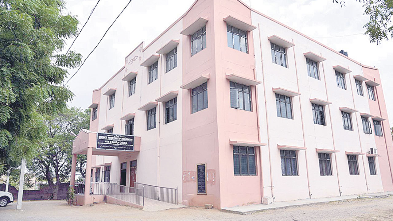 కరీంనగర్‌ రిజిస్ట్రేషన్‌ ఆఫీస్‌లో చోరీ