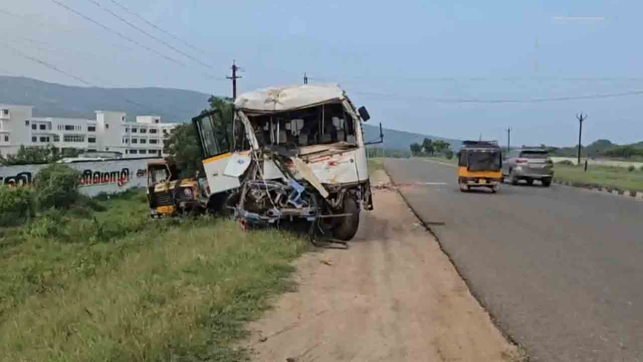 Road accident | వేగంగా వచ్చి వ్యాన్‌ను ఢీకొట్టిన టిప్పర్‌.. ముగ్గురు దుర్మరణం