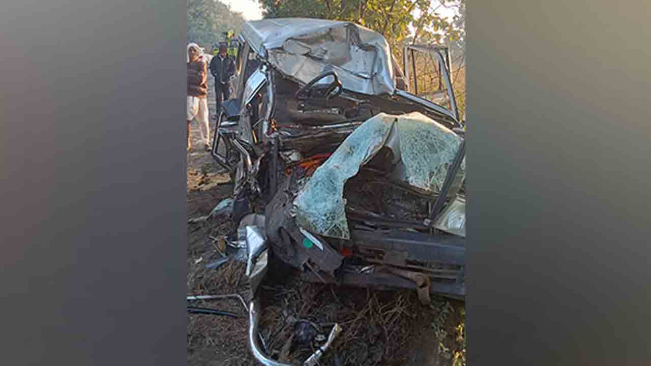 Road accident | కారును బలంగా ఢీకొట్టిన లారీ.. ఆరుగురు దుర్మరణం