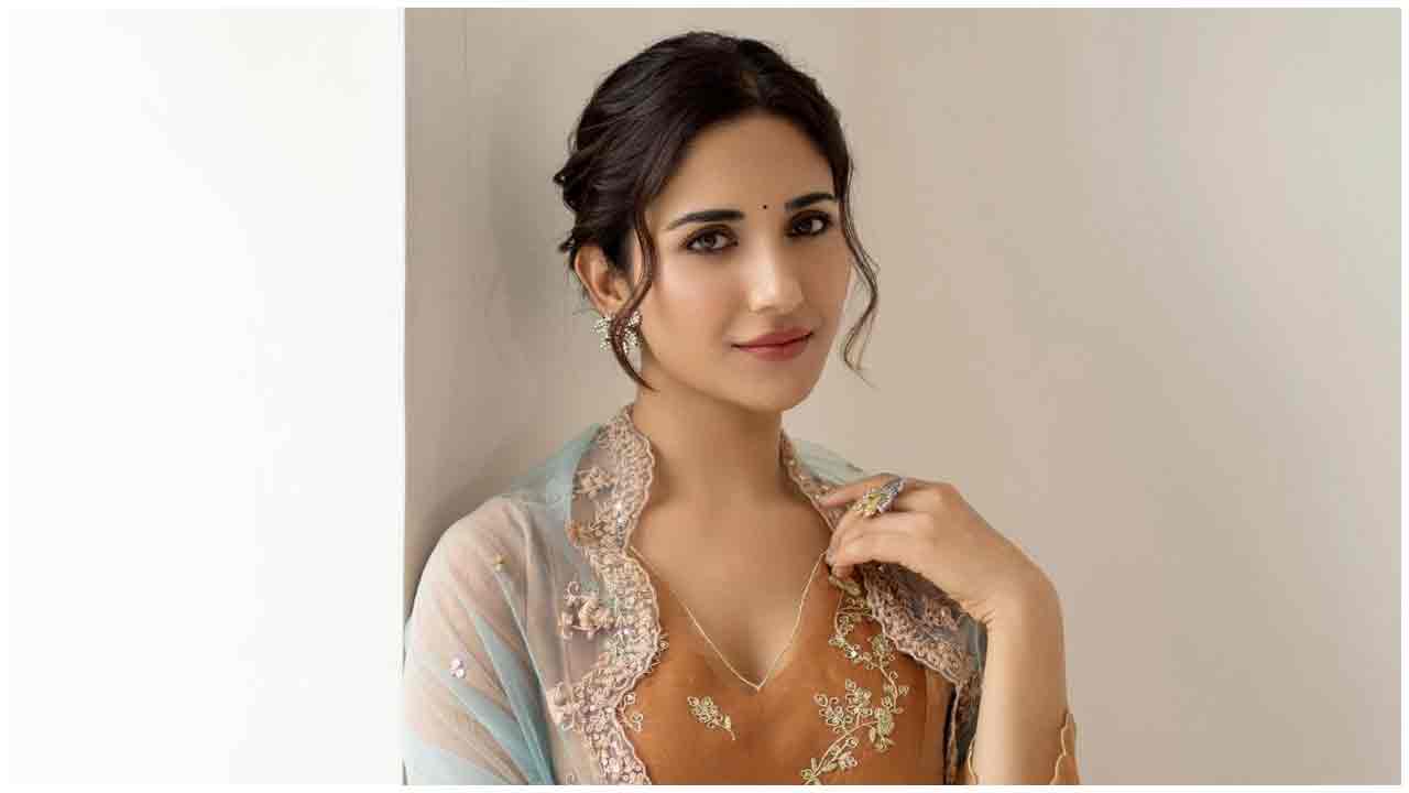 Ruhani Sharma | చిరునవ్వుతో కవ్విస్తున్న రుహనీ శర్మ..