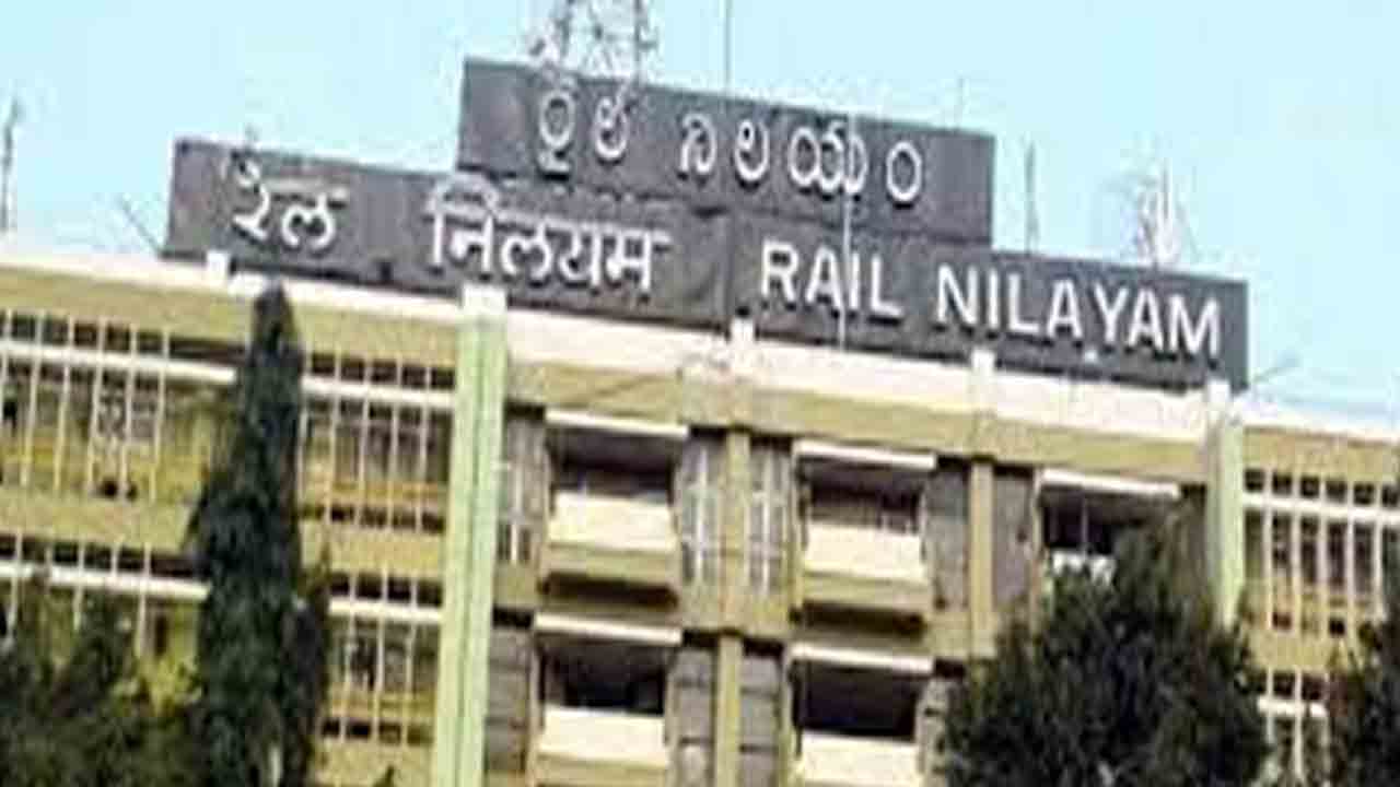 Awards | అవార్డులు అందుకున్న రైల్వే అధికారులకు ఎస్‌సీఆర్‌ జీఎం అభినందన