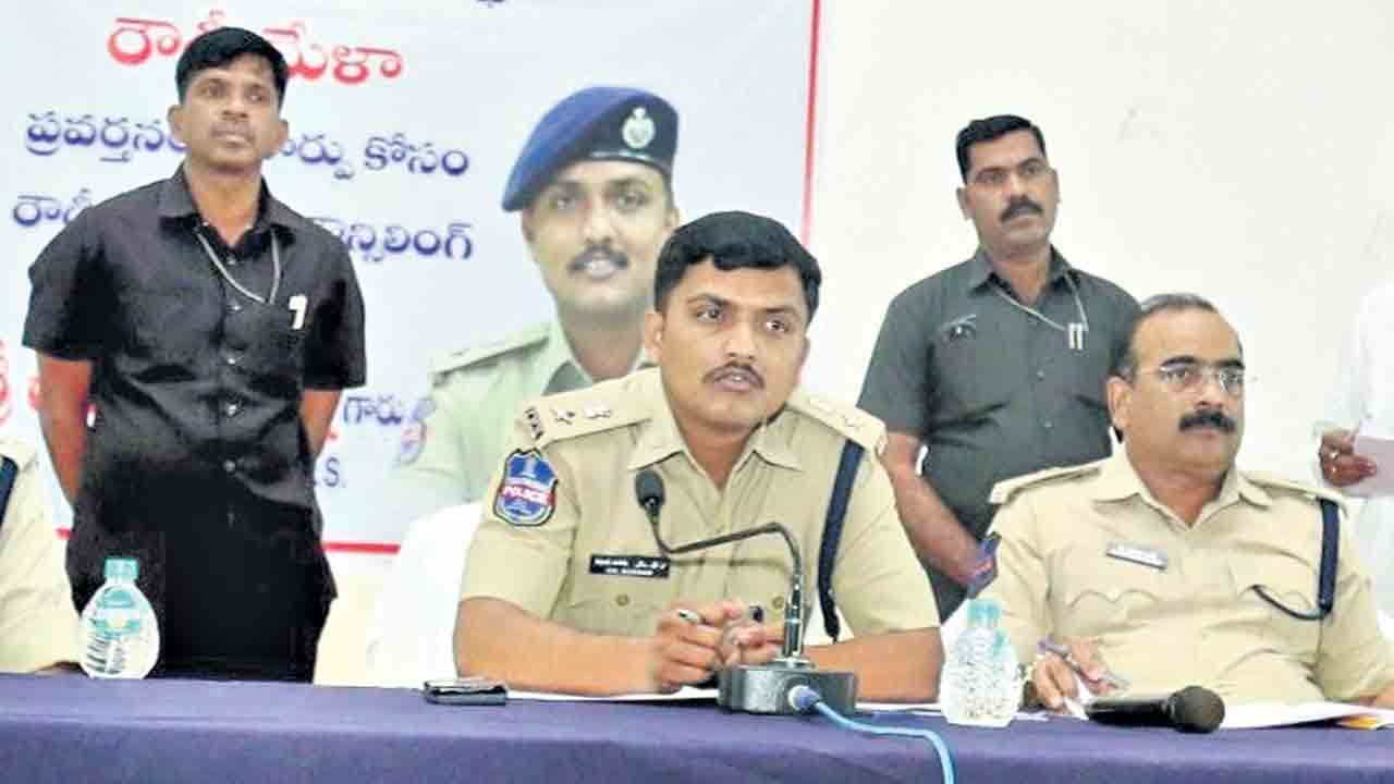 చట్టానికిలో బడి ఉన్నవారితో ఫ్రెండ్లీగా ఉంటాం