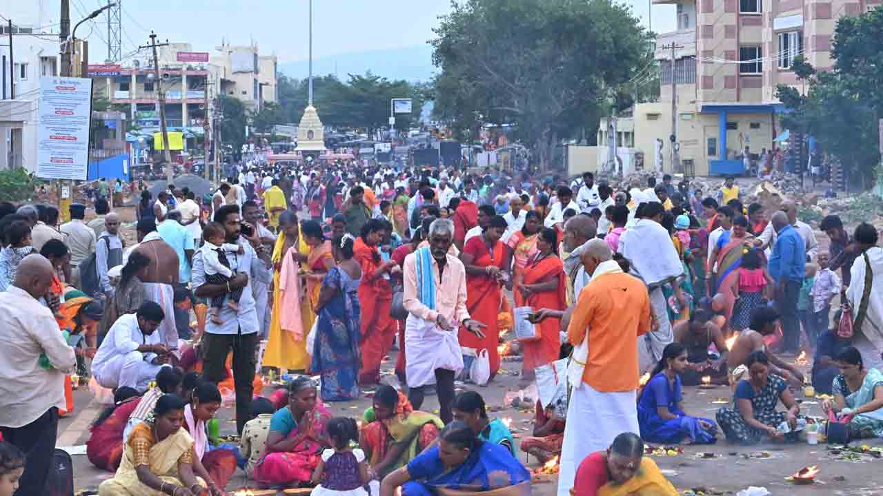 Srisailam | శ్రీశైలంలో కుండపోత వర్షం.. భ‌క్తుల‌తో పుర‌వీధులు కిట‌కిట‌