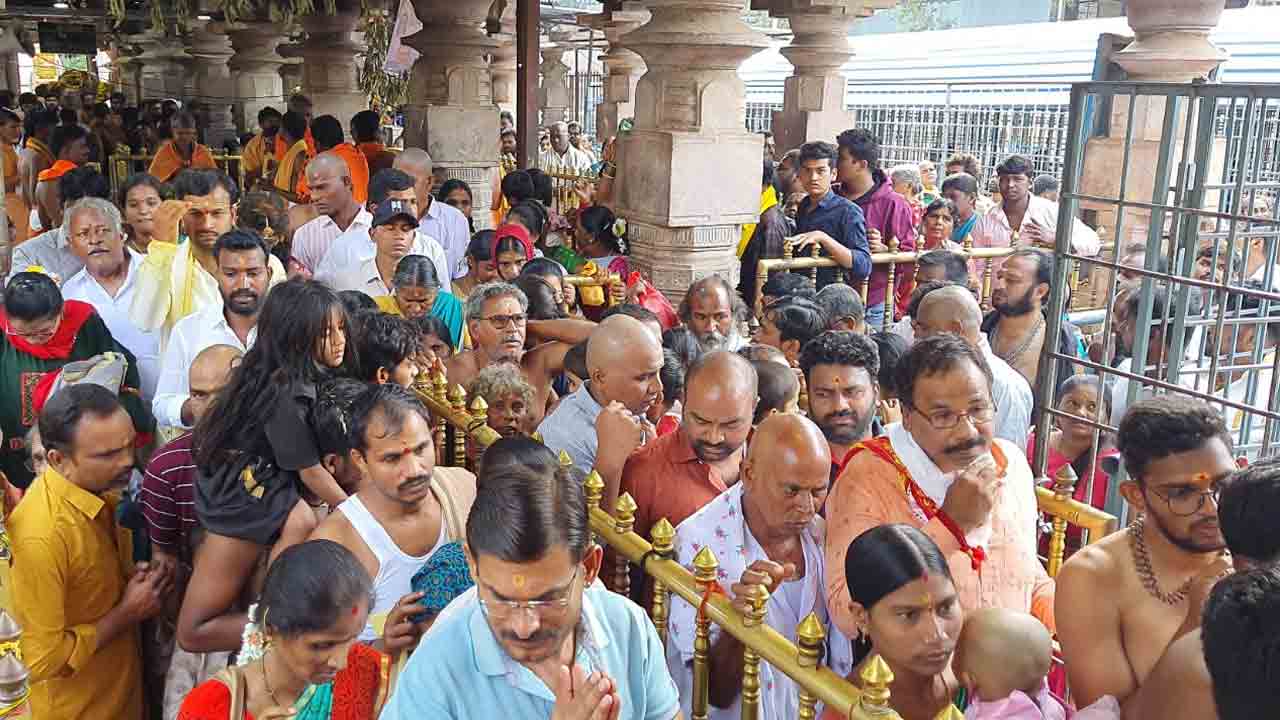 Srisailam | యాత్రికుల‌తో శ్రీశైలంలో సందడి.. కృష్ణానదిలో భక్తుల పుణ్య స్నానాలు..!