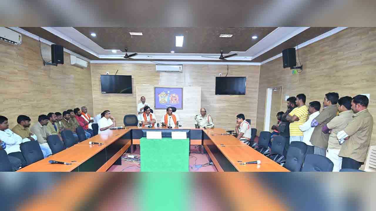 Srisailam | నిర్దేశిత చార్జీలే వసూలు చేయాలి.. ఆటో ట్యాక్సీ డ్రైవర్లకు శ్రీశైలం దేవస్థానం అధికారుల ఆదేశం..