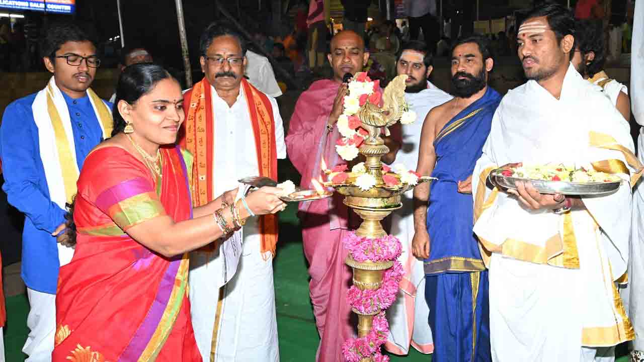 Srisailam | శ్రీశైల మహాక్షేత్రంలో యర్రంశెట్టి బృందం గీతావధానం..!