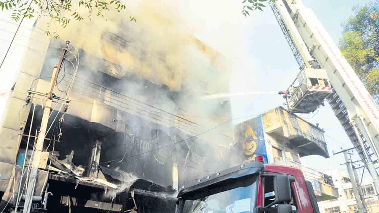 షాపింగ్‌మాల్‌లో ఘోర అగ్ని ప్రమాదం