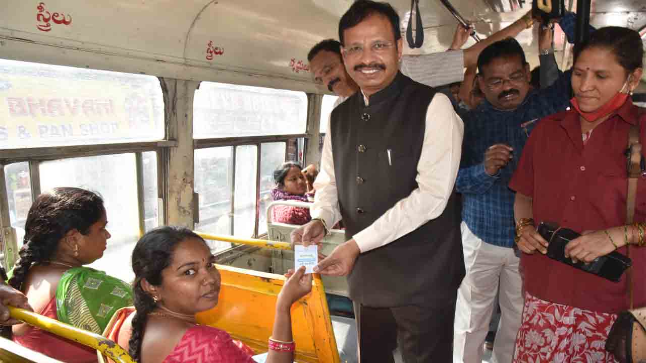 రద్దీవేళ సంయమనం పాటించాలి