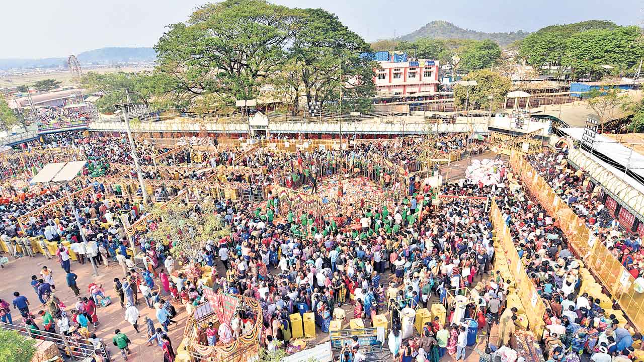 మేడారంలో విడిది సౌకర్యం!