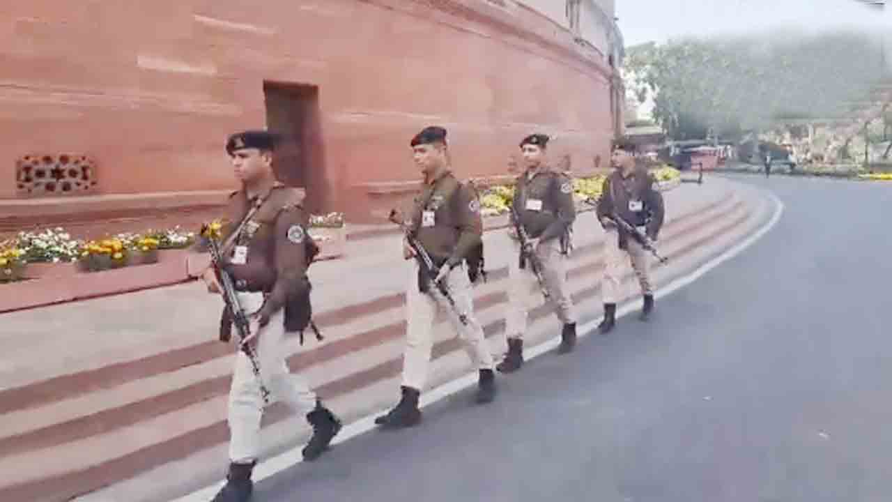 Security Heightened | భద్రతా వలయంలో పార్లమెంట్‌ భవనం.. డేగ కళ్లతో పహారా కాస్తున్న సిబ్బంది