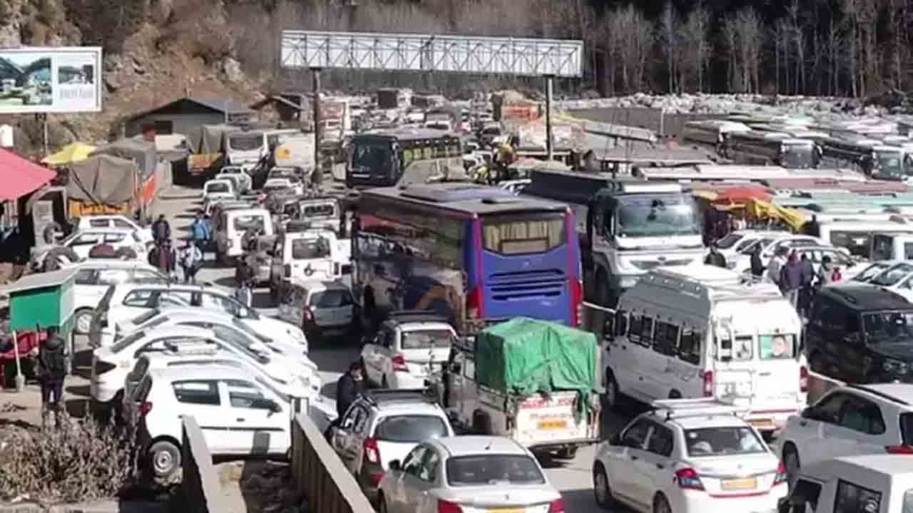 Shimla | న్యూఇయర్‌ వేళ సిమ్లాకు పోటెత్తిన పర్యాటకులు.. భారీగా ట్రాఫిక్‌ జామ్‌