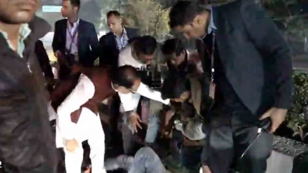 Shivraj Singh Chouhan| యువకుడి ప్రాణాలు కాపాడి.. మానవత్వం చాటుకున్న శివరాజ్‌సింగ్‌ చౌహాన్