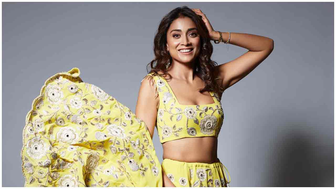 Shriya Saran | చిరున‌వ్వుతో మురిపిస్తున్న‌ శ్రియా శరన్..