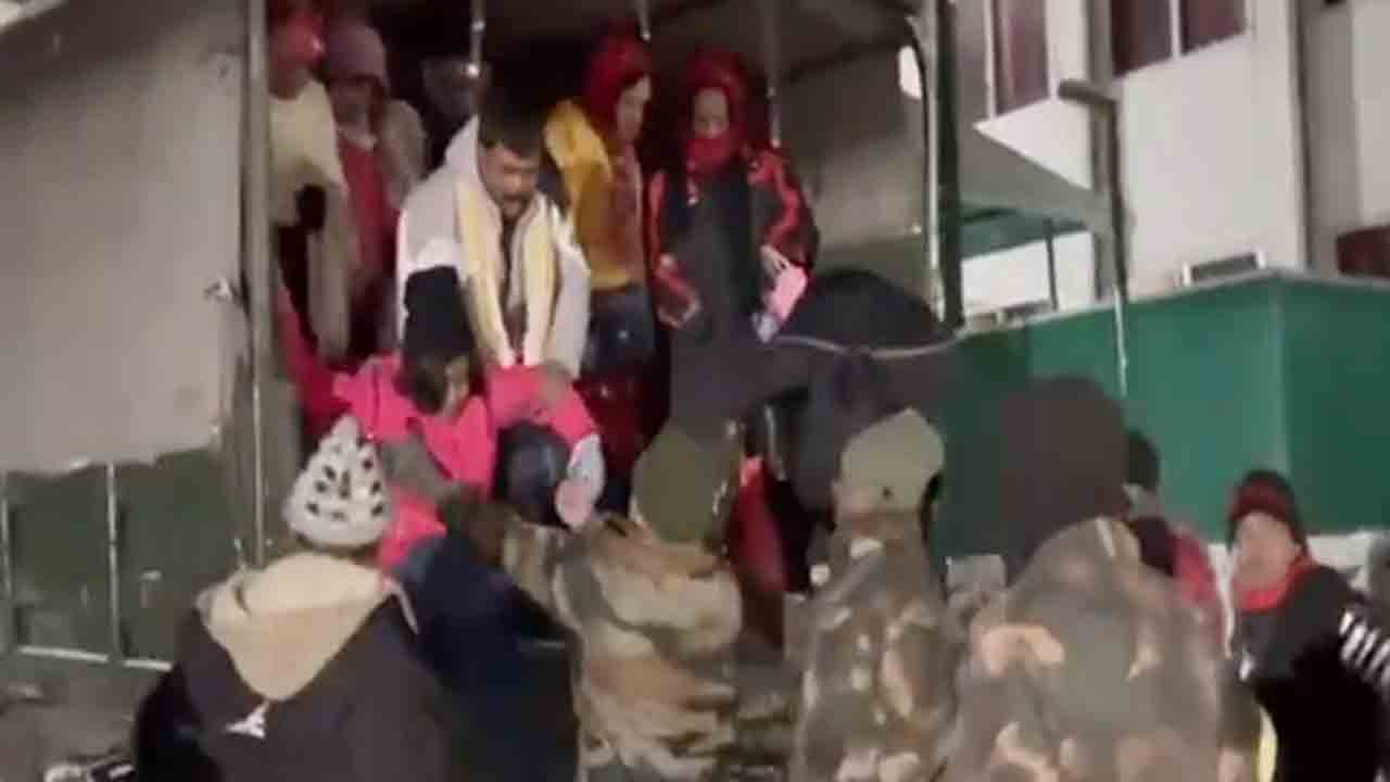 Sikkim | సిక్కింలో భారీ హిమపాతం.. 800 మంది టూరిస్ట్‌లను రక్షించిన ఆర్మీ