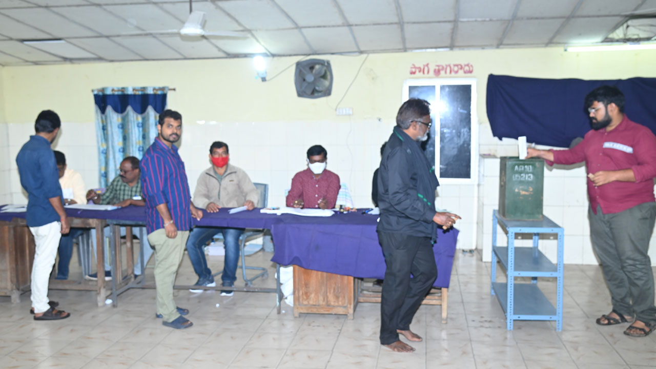 ఓటెత్తిన కార్మికులు