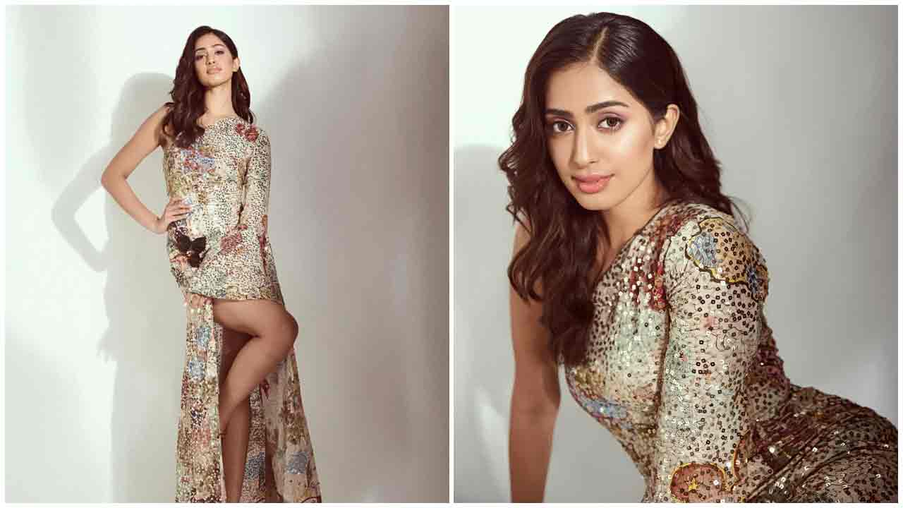 Sini Shetty | మెరిసే డ్రెస్‌లో సిని శెట్టి మెరుపులు..