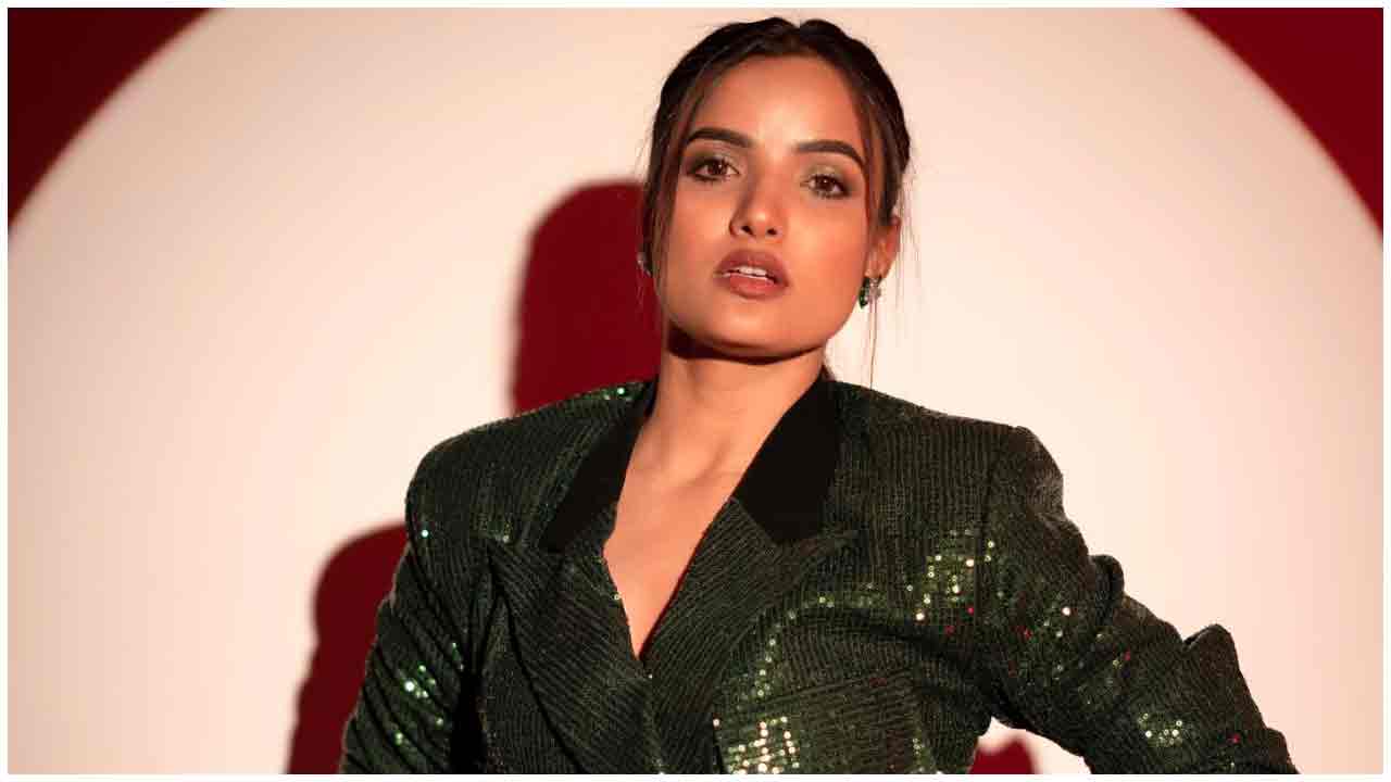 Siri Hanumanthu | చ‌మ్కీల డ్రెస్‌లో చ‌మ్కాయిస్తున్న బిగ్‌బాస్‌ బ్యూటీ సిరి..