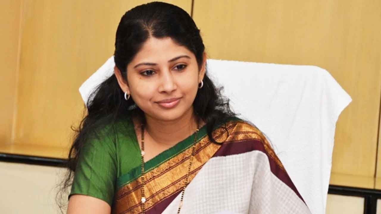 ఐఏఎస్‌ స్మితా సబర్వాల్‌ను డిస్మిస్‌ చేయండి