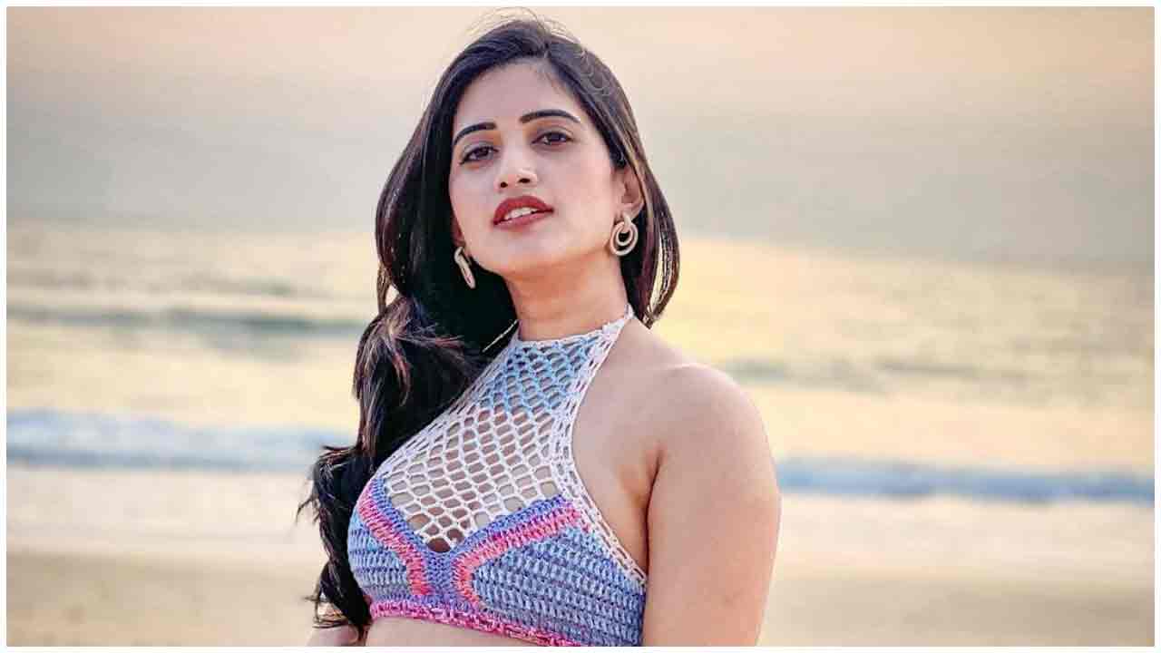 Sravanthi Chokarapu | మినీ నిక్కర్‌లో కైపెక్కిస్తున్న స్రవంతి చొక్కారపు..