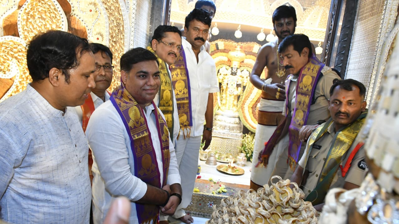 Talasani Srinivas Yadav | చార్మినార్‌ బాలాజీ ఆలయంలో మాజీ మంత్రి తలసాని పూజలు