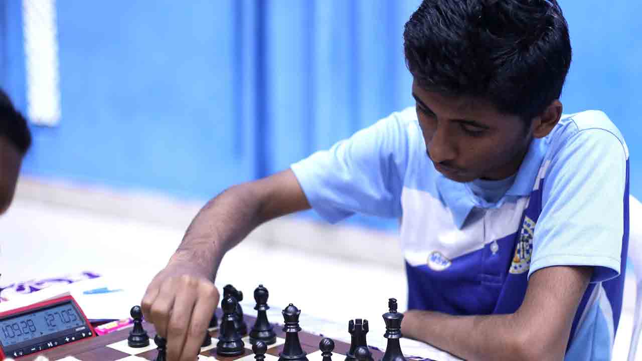 ఆదర్శ్‌, కార్తికేయ ముందంజ