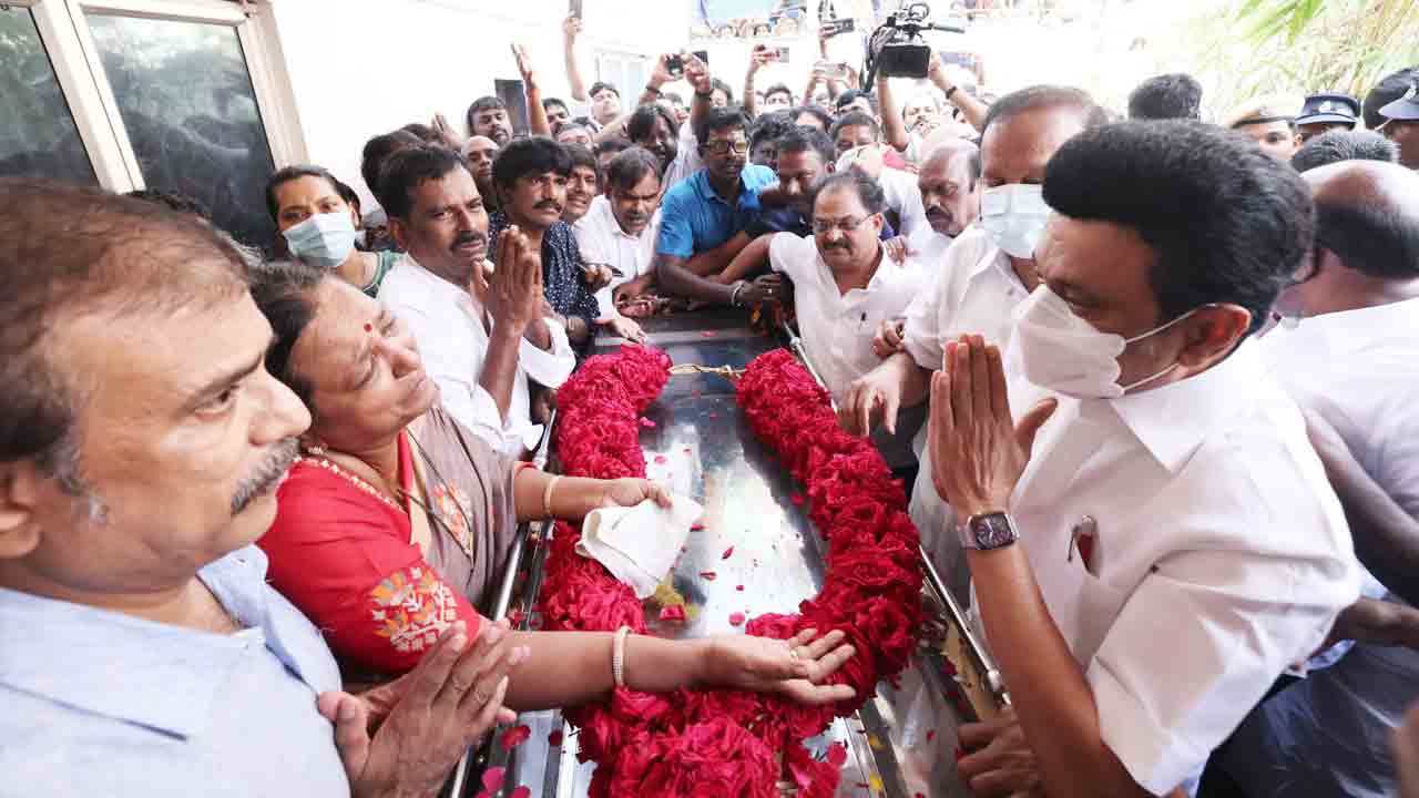 Vijayakanth | కెప్టెన్‌కు నివాళులర్పించిన సీఎం స్టాలిన్‌.. ప్రభుత్వ లాంఛనాలతో అంత్యక్రియలు