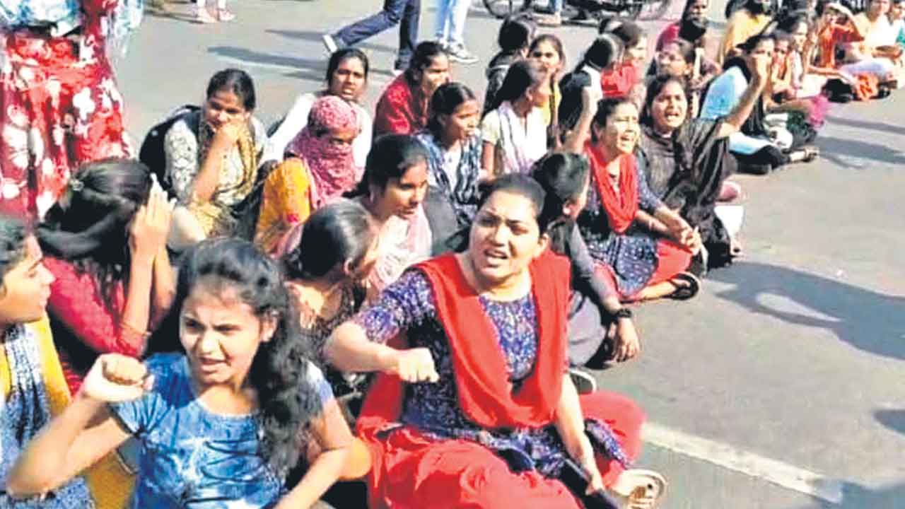 హాస్టల్‌లో సమస్యలను పరిష్కరించాలంటూ..