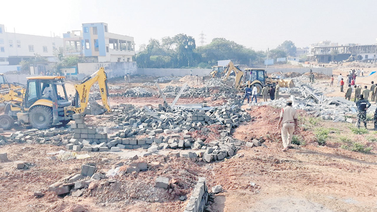 వీడని వివాదాలు