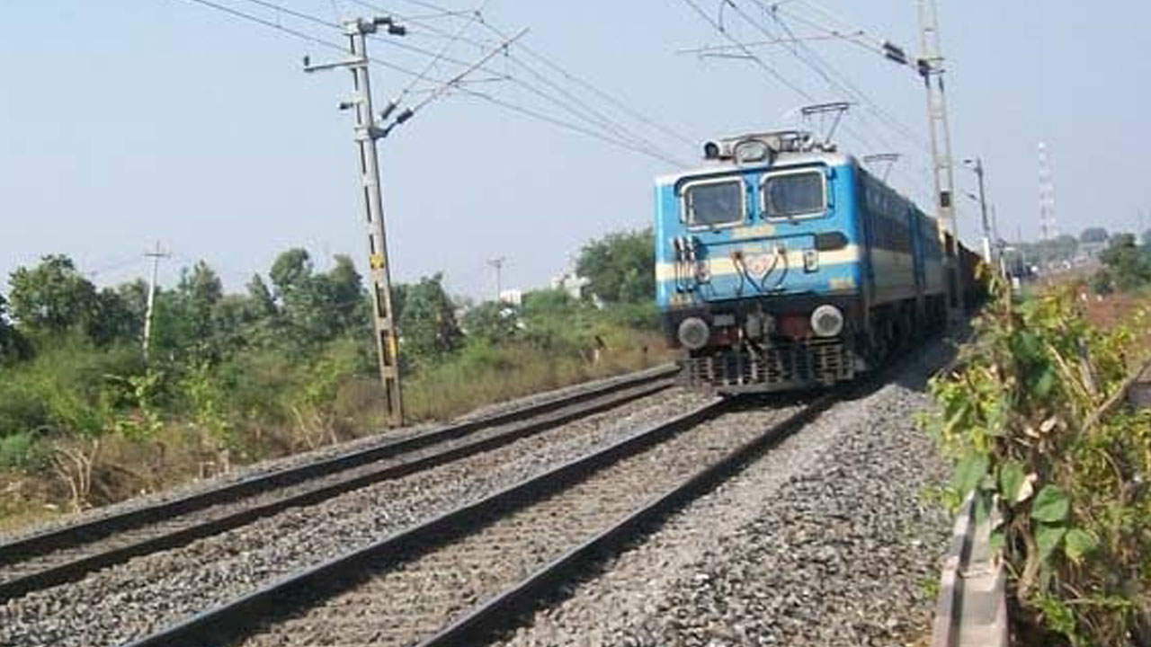 Kashi Tamil Sangamam | మోదీజీ తమిళుల కోసమేనా.. కాశీ ట్రైన్‌ మాకొద్దా?