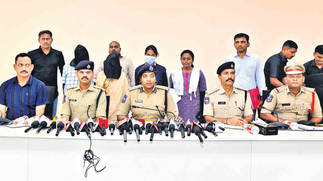 ఇద్దరు మావోయిస్టుల అరెస్ట్‌