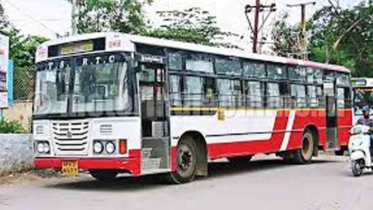 TS RTC | ఆర్టీసీ బస్‌లో మహిళకు టికెట్‌ కొట్టిన కండక్టర్‌.. స్పందించిన ఉన్నతాధికారులు