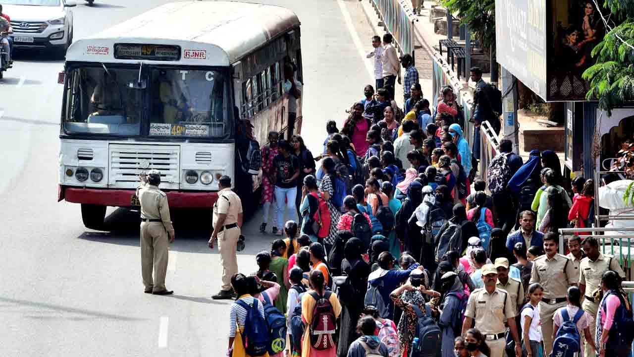TSRTC | ఉచిత బస్సు ప్రయాణంతో 40 శాతం పెరిగిన ప్రయాణికులు.. రద్దీ తగ్గాలంటే ఇంకా ఎన్ని బస్సులు కావాలంటే..