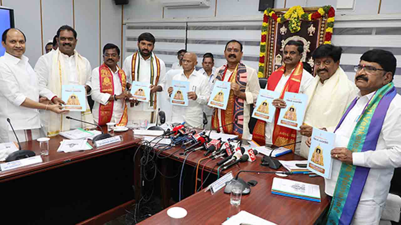 TTD | టీటీడీ ఆధ్వర్యంలో ముద్రించిన భగవద్గీత పుస్తకాలు, క్యాలెండర్లు ఆవిష్కరణ