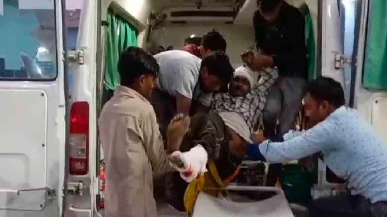 TTE Throws Passenger Out Of Train | కదులుతున్న రైలు నుంచి.. ప్రయాణికుడ్ని తోసేసిన టీటీఈ