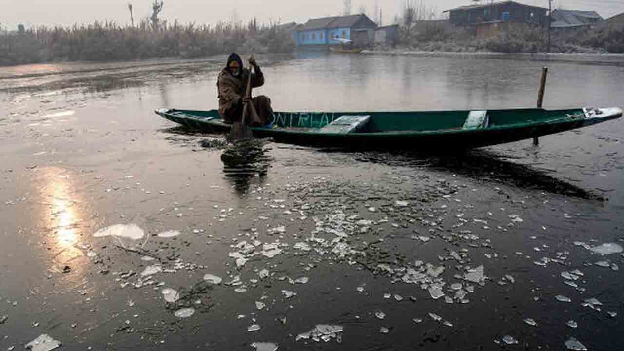Temperature | జమ్మూకశ్మీర్‌లో అత్యంత కనిష్ఠానికి పగటి ఉష్ణోగ్రతలు.. గడ్డకట్టిన సరస్సులు, కొలనులు