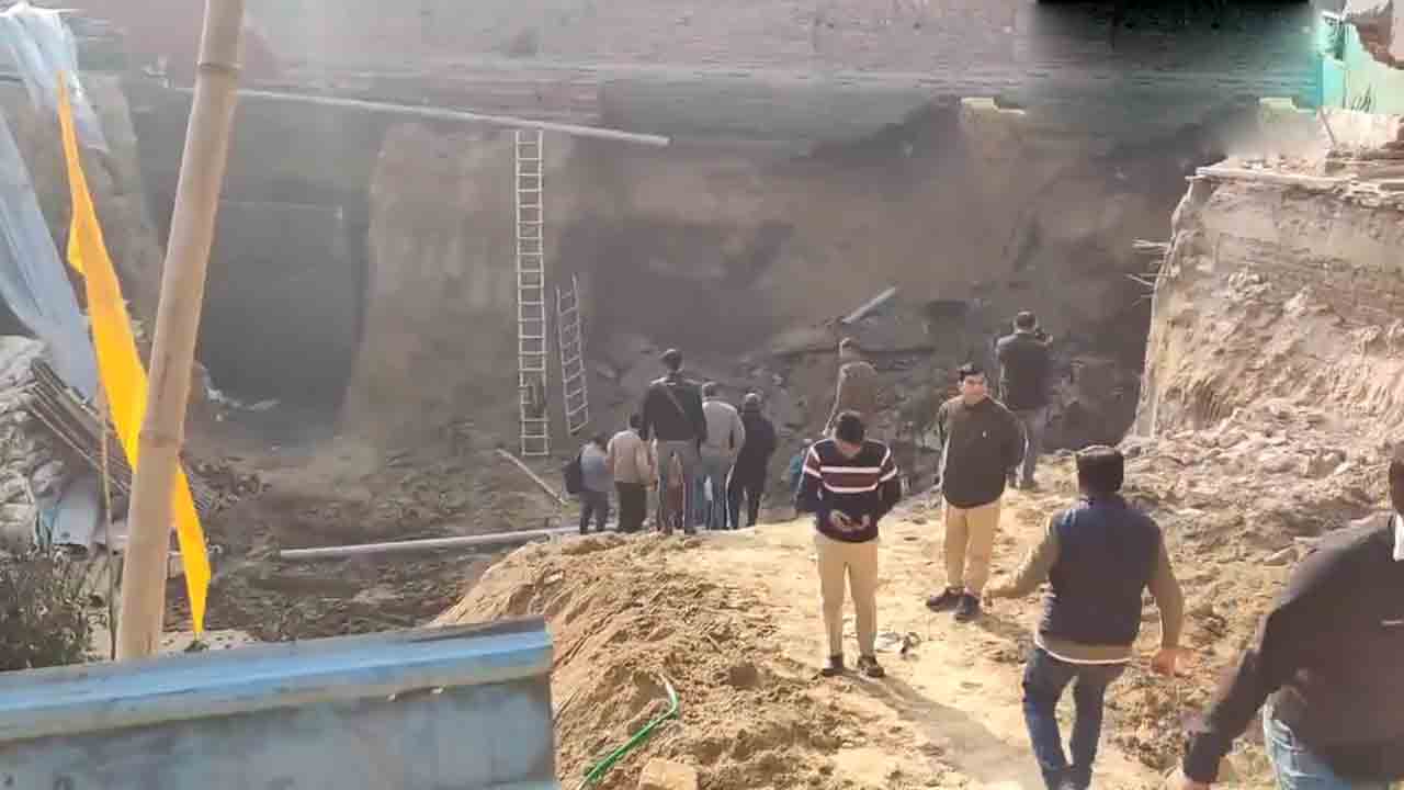 Wall collapse | కుప్ప కూలిన ఆలయ గోడ.. శిథిలాల కింద చిక్కుకున్న ఐదుగురు..!